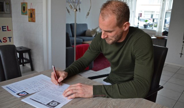 Frank van der Struijk maakt de benodigde papieren in orde voor zijn debuut bij ODC. (Foto: Jan van der Steen) | Fotonummer: 0d99e1