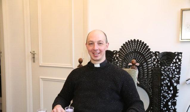 Kapelaan Geoffrey, in de studeerkamer van zijn bescheiden woonruimte in de parochie op Duinendaal in Boxtel. (Foto: Sander van Kasteren) | Fotonummer: 583faf