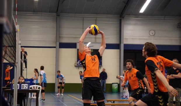 Op de foto ziet u Sten IJsseldijk (nr 19) in actie. Verder Sander Sterken (nr 28), Teun Smit (nr 26) en de coach Jeroen Verhagen. | Fotonummer: 4a75a4