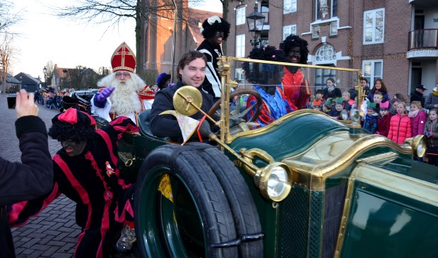Jos van Genugten, hier in een oldtimer om een andere 'oldtimer' (Sinterklaas) door Liempde te loodsen. | Fotonummer: b2755a