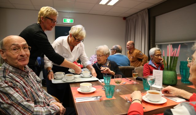Senioren in de gemeenschappelijke eetzaal van Stichting BOL, ook gevestigd in Kloosterhof. | Fotonummer: f12ff6