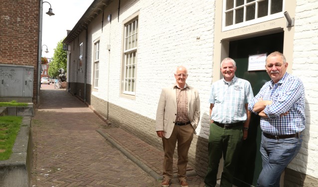 Van links naar rechts: Gerard Buiks, Ben Ophof en Christ van Eekelen van Heemkunde Boxtel | Fotonummer: 4c4732