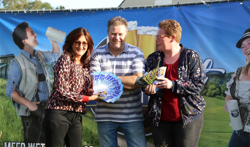 Brigitte Brok (l.), mede-organisator van het Oktoberfest William van Dinther en Helma van de Ven (r.). | Fotonummer: 0a2d60