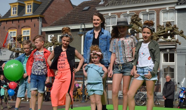 Professioneel toonden deze jonge modellen de voorjaarscollectie tijdens de vorige Modezondag. (Foto: Jan van der Steen) | Fotonummer: d98cb9