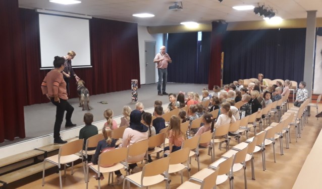 De leerlingen luisteren aandachtig naar het verhaal van familie Van Hummel. | Fotonummer: b09446