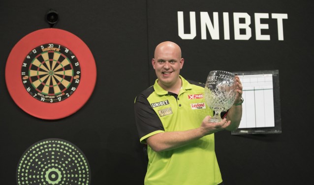 Van Gerwen houdt zijn vierde titel trots omhoog. | Fotonummer: 7e9118