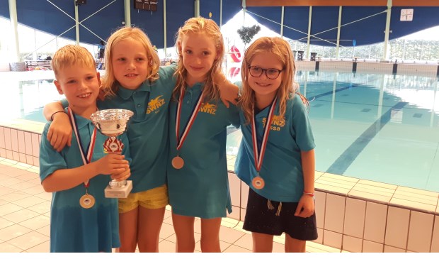 De vier jongste zwemmers met de beker voor de tweede plaats van SWNZ: Stef van Os, Ila van Os, Maud Leijten en Tessa Groenendaal | Fotonummer: 9fd4c9