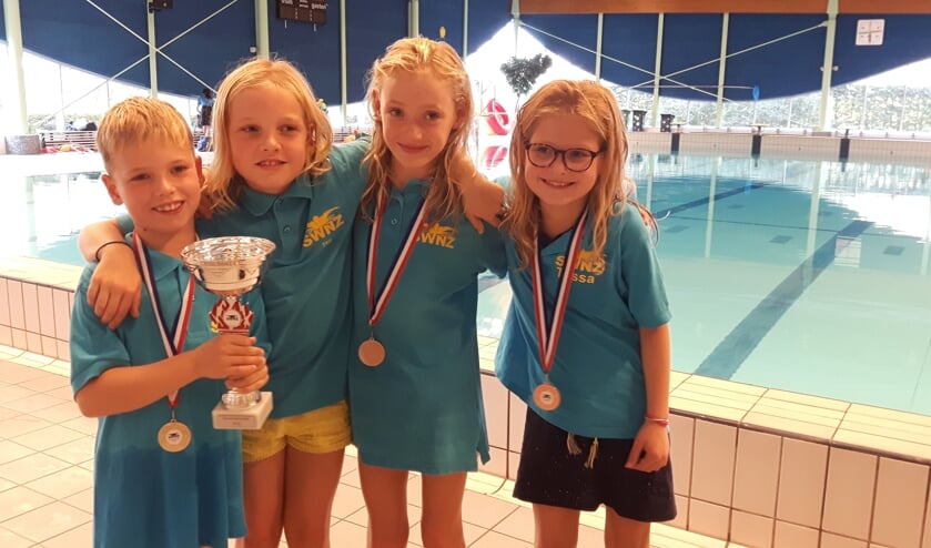 De vier jongste zwemmers met de beker voor de tweede plaats van SWNZ: Stef van Os, Ila van Os, Maud Leijten en Tessa Groenendaal | Fotonummer: 9fd4c9