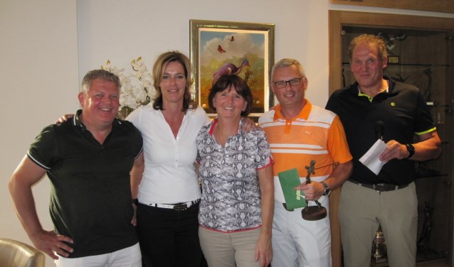 de winnaars samen met de aftredende organisatoren Adi van Wijk, Angelique Wagenaars en Albert Peijnenburg | Fotonummer: d2fa71