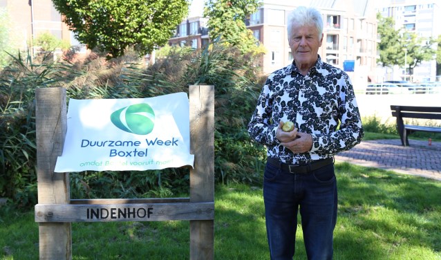 David Andreae verkent het park waar zondag vijftien stands aandacht aan duurzaamheid besteden. (Foto: Sander van Kasteren) | Fotonummer: d19b86