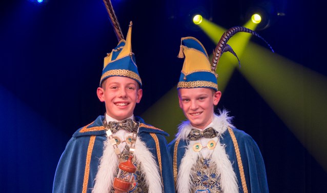 Prins Cas d’n Urste (l.) zwaait samen met Jeugdadjudant Tim van Roosmalen de (jeugd)scepter over Ploegersland. | Fotonummer: 40067d