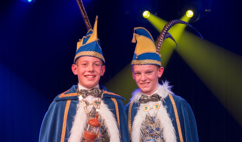Prins Cas d’n Urste (l.) zwaait samen met Jeugdadjudant Tim van Roosmalen de (jeugd)scepter over Ploegersland. | Fotonummer: 40067d