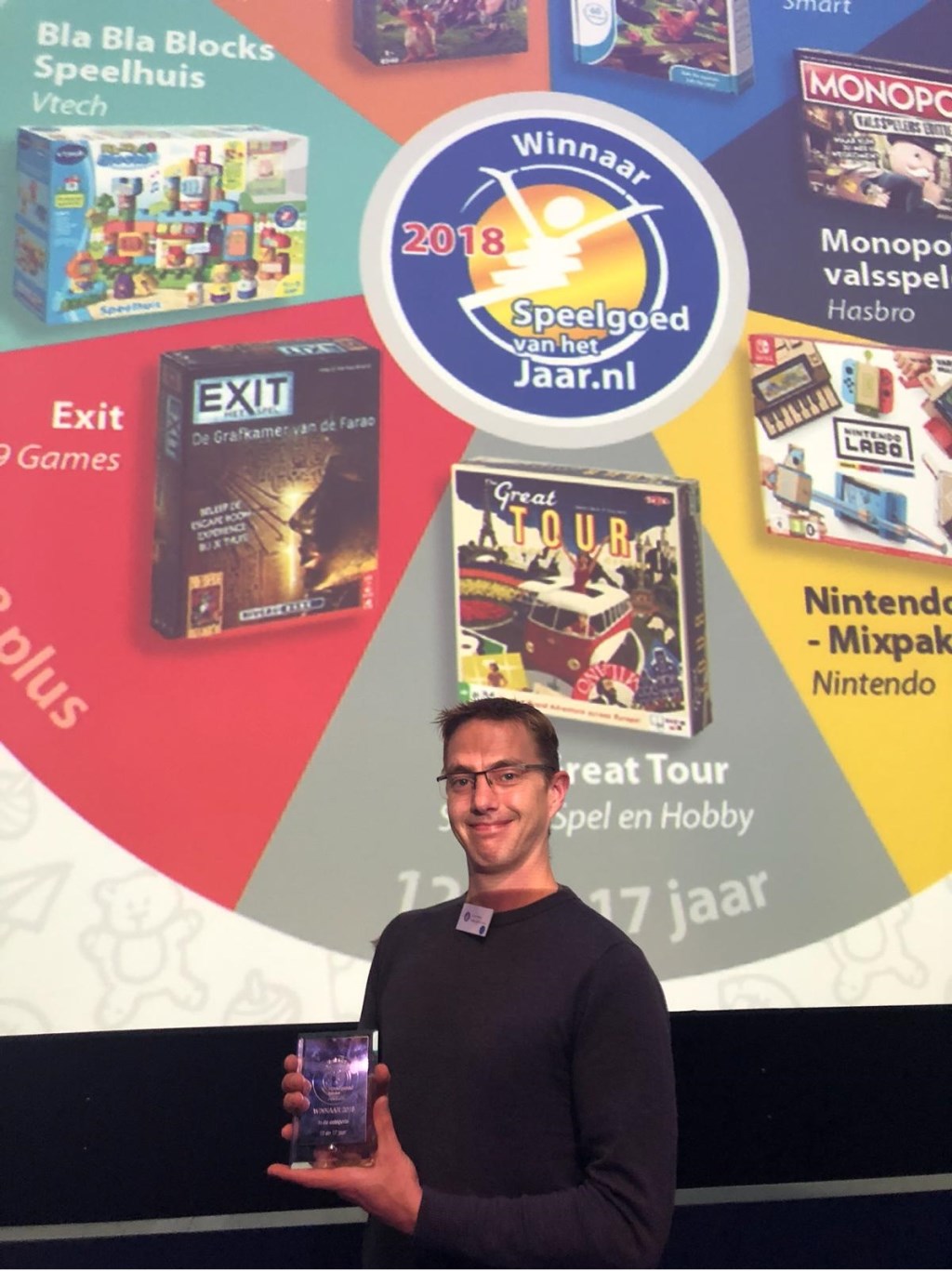 Merkx toont trots zijn prijs. | Fotonummer: 493b0b