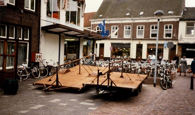Het muurtje om de fietsenstalling in de Rozemarijnstraat van de jaren 80 blijkt de oplossing van het funderingsmysterie te zijn. (Foto: Heemkunde Boxtel) | Fotonummer: 91b472
