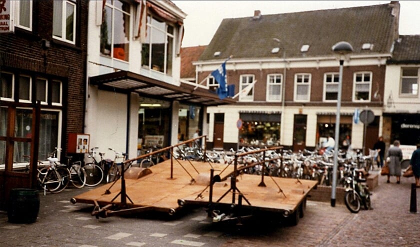 Het muurtje om de fietsenstalling in de Rozemarijnstraat van de jaren 80 blijkt de oplossing van het funderingsmysterie te zijn. (Foto: Heemkunde Boxtel) | Fotonummer: 91b472