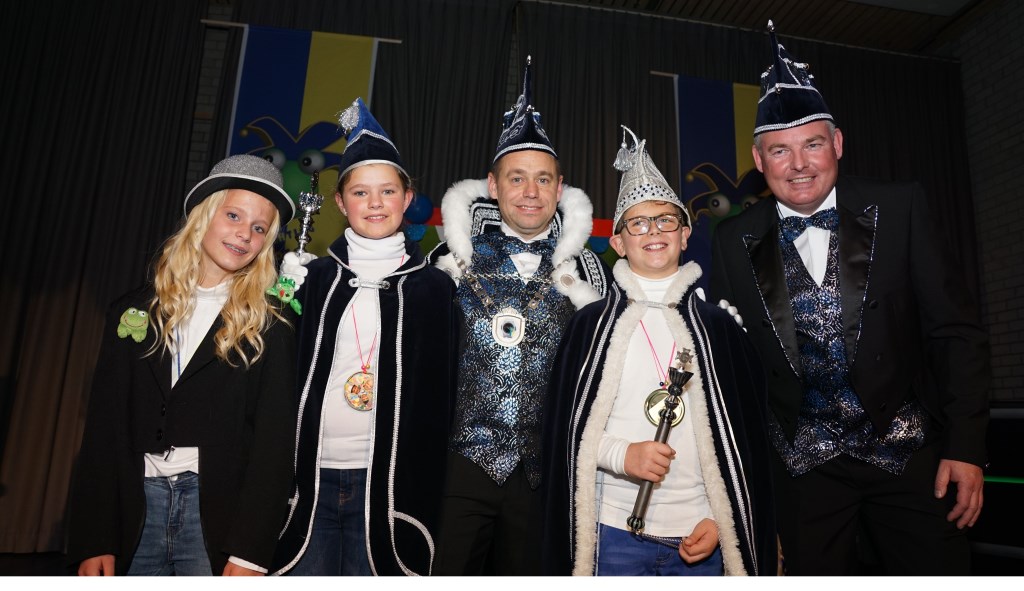 Van links naar rechts ceremoniemeester Suze Spooren, adjudant Jindy van der Donk, Prins Thomas Den Urste, jeugdprins Giel den Urste, Adjudant Jurgen. | Fotonummer: c3b3b8