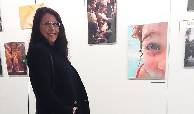 Carlijn van der Krogt trots naast haar foto in de Willem Twee expositieruimte. | Fotonummer: cda689