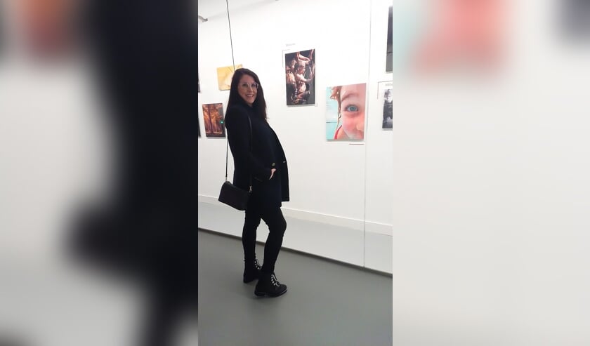 Carlijn van der Krogt trots naast haar foto in de Willem Twee expositieruimte. | Fotonummer: cda689