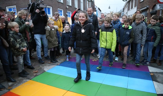 Tess, met de ambtsketen, loopt als eerste over het nieuwe 'regenboogpad' heen. | Fotonummer: fed671
