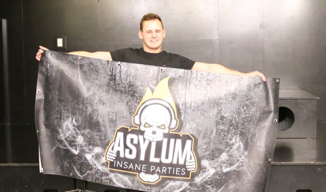 Luke van den Bosch toont de banner van 'zijn' feest in B-Town. | Fotonummer: c0b5eb