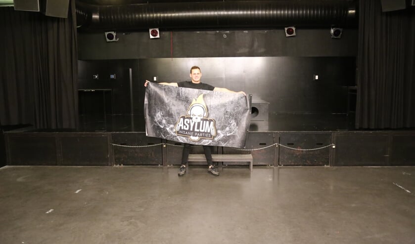 Luke van den Bosch toont de banner van 'zijn' feest in B-Town. | Fotonummer: c0b5eb