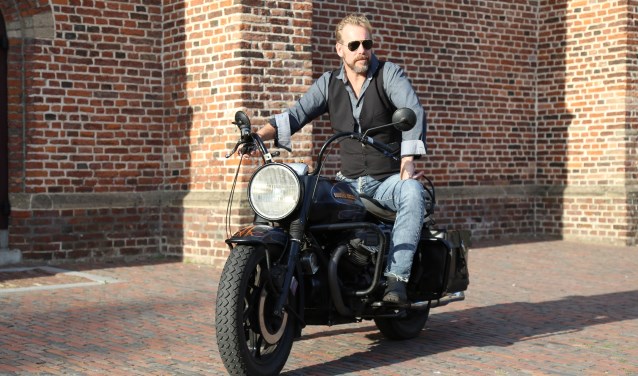 Paul Weekers, auteur van Paul haalt Verhaal, op zijn geliefde Moto Guzzi (Foto: Sander van Kasteren) | Fotonummer: de773a