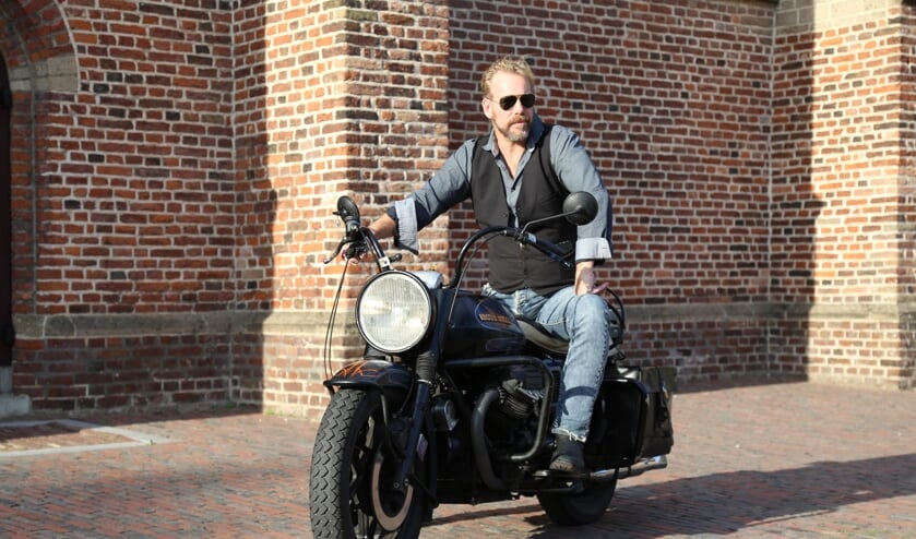 Paul Weekers, auteur van Paul haalt Verhaal, op zijn geliefde Moto Guzzi (Foto: Sander van Kasteren) | Fotonummer: de773a
