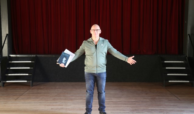 Eric van Overbeek op zijn toneelplek voor de komende tijd, Gemeenschapshuis De Rots. | Fotonummer: 50ab6d