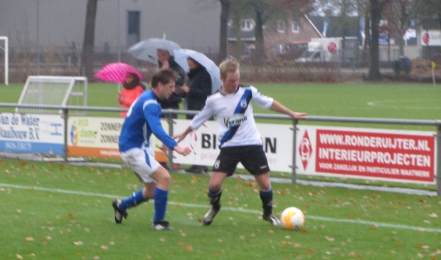 SCG-speler Roy Groenendaal (wit shirt) in duel met een speer van Nieuwkuijk. | Fotonummer: d2d2b5