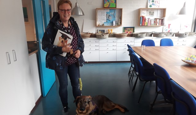 Marja van Hummel en een pup in opleiding. | Fotonummer: fc8b71