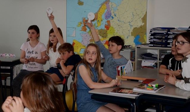 Ook vorig jaar kregen de kinderen les van Knoops in het kader van 'Bank voor de Klas'. (Foto: Cock Stam) | Fotonummer: ab874f