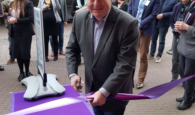 Wethouder Eric van den Broek opent de nieuwe SNS Winkel. (Foto: Jeroen Kleiweg) | Fotonummer: 5a914e