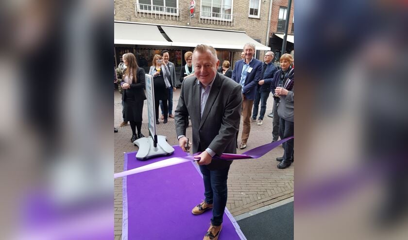 Wethouder Eric van den Broek opent de nieuwe SNS Winkel. (Foto: Jeroen Kleiweg) | Fotonummer: 5a914e