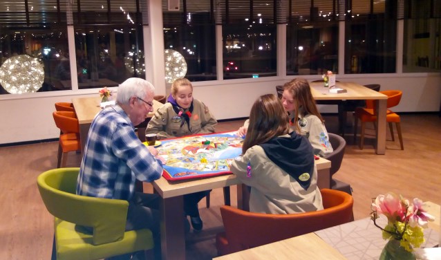 De gidsen van Scouting Boxtel zijn de afgelopen week op bezoek geweest bij Liduina. Ongeveer twintig meiden van 11 tot en met 15 jaar oud hebben hier met bewoners van de afdeling somatiek bordspellen gespeeld en vijf meiden hebben meegedaan aan de workshop volksdansen met bewoners met dementie. Zowel de scouts als de senioren hebben een leuke avond gehad. Voor de scouts was dit een bijzondere activiteit. Het Scoutingspel omvat vee | Fotonummer: 57a9cb