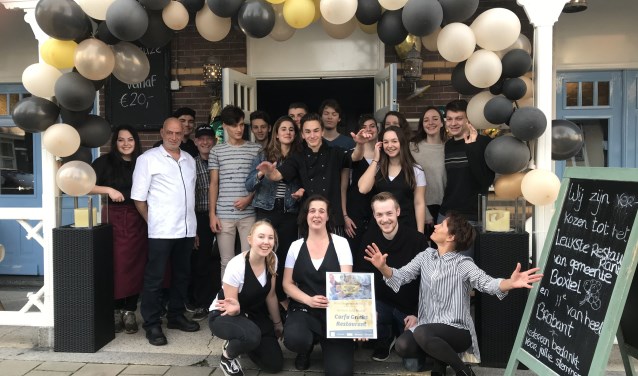 De medewerkers van Corfu, met eigenaar Peter Devetzis als tweede van links, met de onlangs ontvangen titel. (Foto: Grieks Restaurant Corfu) | Fotonummer: 73f23f