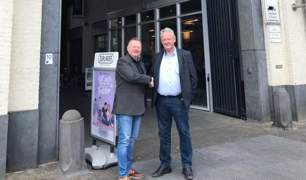 Wethouder Eric van den Broek (l.) en Tonny Wagenaars schudden elkaar tevreden de hand. | Fotonummer: 5a76b1