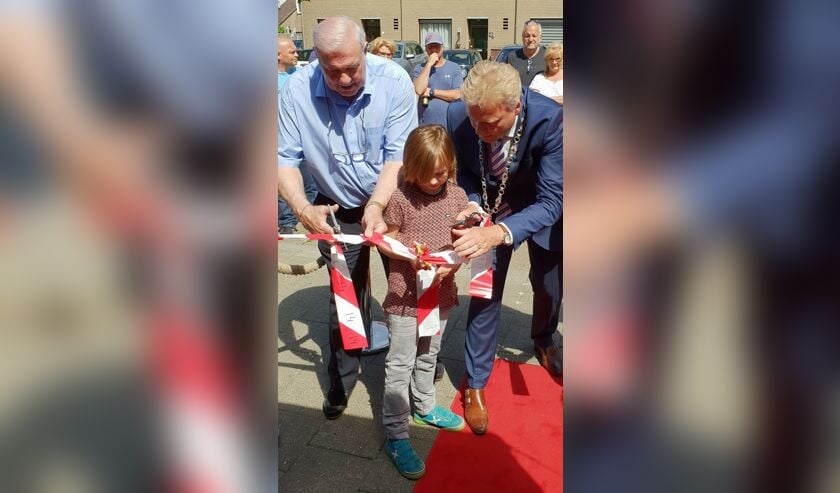 Heinz 'kroket' Stuy (l.), kleinzoon Dave en burgemeester Mark Buijs verrichten de openingshandeling. (Foto: Rien van Doleweerd) | Fotonummer: 665369