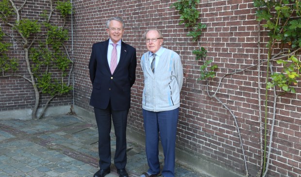 Voorzitter van Stichting Beheer Kasteel Stapelen, Jan van Homelen (l.) en pater overste Jan Zuiker, voor het door hen zo geliefde kasteel. | Fotonummer: a9863f