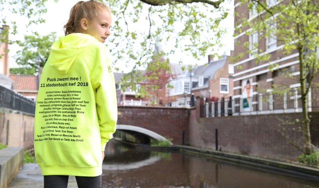 Puck toont trots haar sponsorvest; "Helemaal vol is het doel!" (Foto: Sander van Kasteren) | Fotonummer: 09a5d3