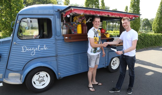 Mike van den Biggelaar (l.) was de 'gelukkige vinder' van de twee tickets. Hier ontvangt hij de tickets uit handen van MooiBoxtel-redacteur Sander van Kasteren. | Fotonummer: 90f1a2