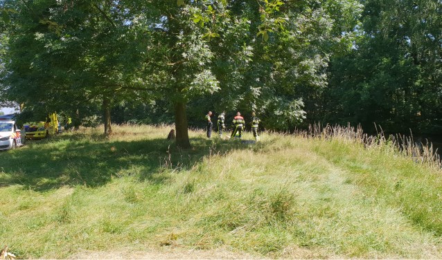 Hulpdiensten ontfermen zich over de drenkeling. | Fotonummer: 0d6390