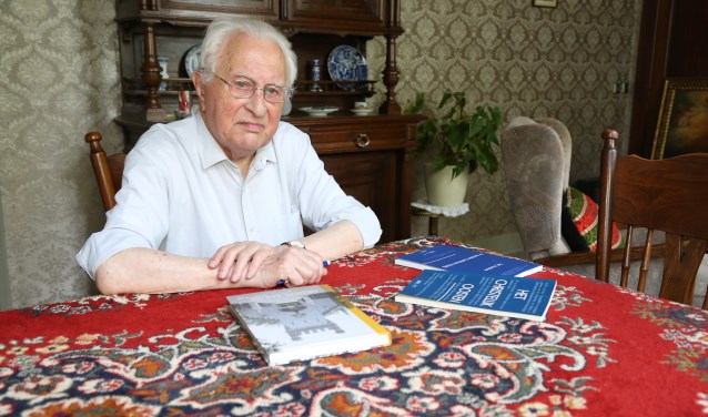 Arno Burg, met een aantal exemplaren van 'Het Christelijk Oosten', dat 'zijn' instituut uitgaf. (Foto: Sander van Kasteren) | Fotonummer: 32fb74