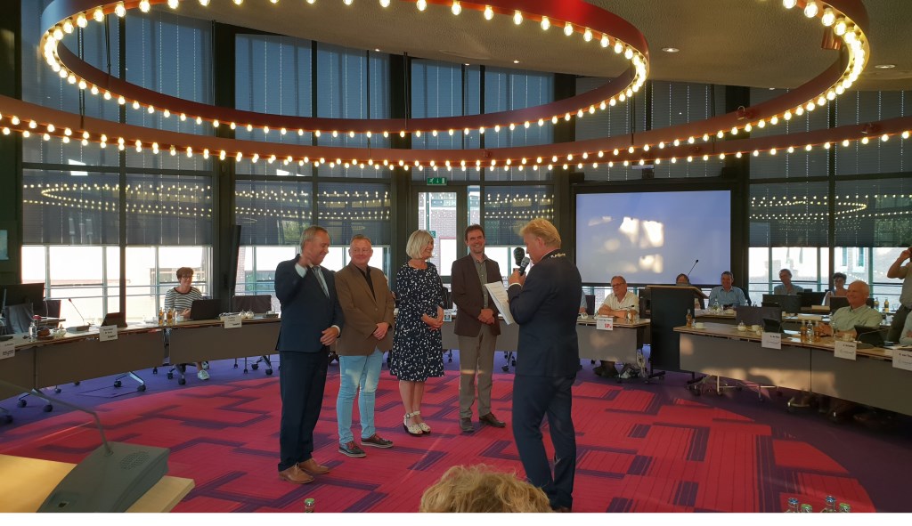 Wethouder Herman van Wanrooij (l.) legt zijn ambtseed af, geflankeerd door van links naar rechts Eric van den Broek, Marusjka Lestrade en Peter van de Wiel. Op de rug: burgemeester Mark Buijs. | Fotonummer: 752068