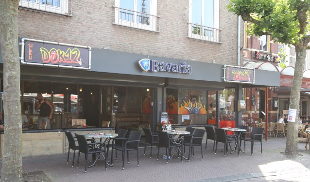 De twee platanen voor de deur van Dok 12 werden in een eerdere aanpassing van de plannen al verplaatst. Nu is een nieuwe te plaatsen lichtmast voor het terras onderdeel van discussie. | Fotonummer: 13df8e
