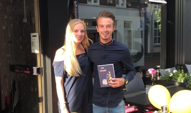 Max Peters toont trots zijn boek. | Fotonummer: 22786d