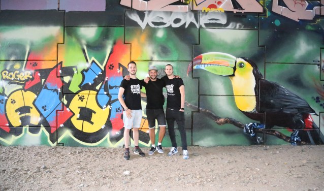 De drie bedenkers van Tunnel Vision, met van links naar rechts Jan Pennings, Mitch Koningstein en Paul Jongsma, voor het monumentje ter nagedachtenis van een overleden vriend van Mitch. | Fotonummer: cc0823