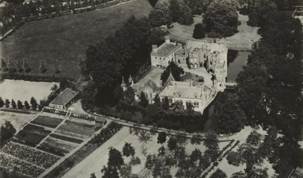 Een historische luchtfoto van Kasteel Stapelen, gedateerd tussen 1920 en 1940. | Fotonummer: 093298
