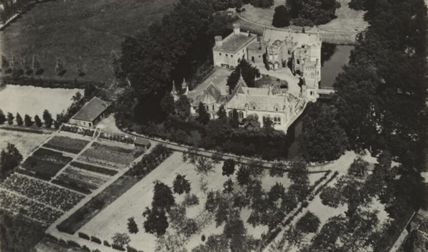 Een historische luchtfoto van Kasteel Stapelen, gedateerd tussen 1920 en 1940. | Fotonummer: 093298