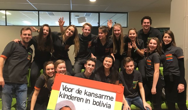 Docent Guido van der Klauw (l.) met de groep die vorig jaar naar Cochabamba reisde. | Fotonummer: e0fec8