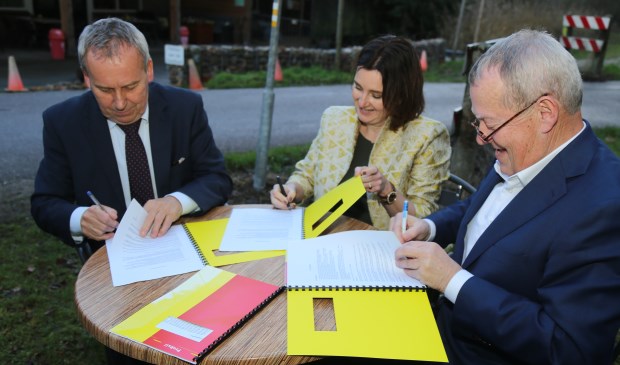 Het verkoopcontract wordt ondertekend door regiodirecteur Wendy de Wild van ProRail, wethouder Herman van Wanrooij (l.) van de gemeente Boxtel en wethouder Harry van Rooijen van de gemeente Meierijstad. | Fotonummer: 7b9589